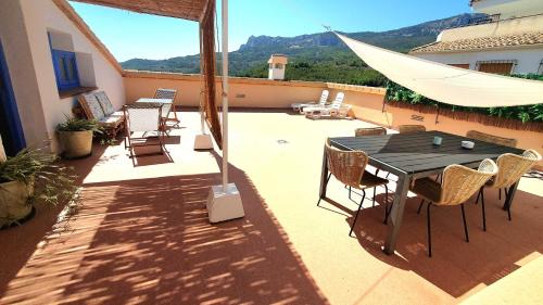 El Castell de Guadalest Apartment | ÁTICO GUADALEST rooftop apartment with beautiful views and art
