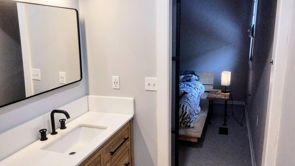 West End Apartment | Atlanta’s West End's Best: Full Chef's Kitchen, Classic Porch. Subway Bathtub