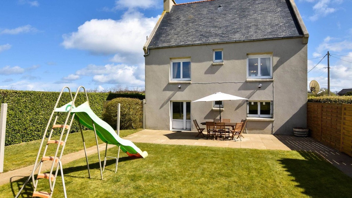 Ploudalmezeau House | Atmospheric Breton house with garden