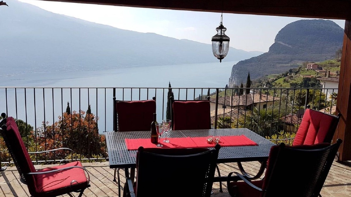 Pieve House | Atmospheric romantic stone holiday house with a magnificent view