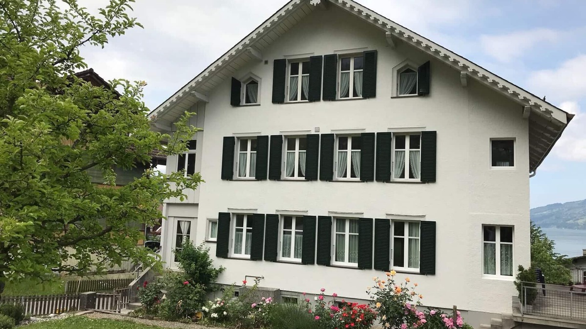Leissigen Apartment | Attic flat with a view of Lake Thun and the mountains.