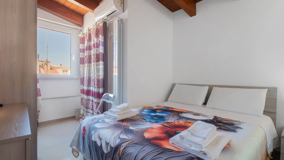Terlizzi Apartment | Attica BeB - 'Red' Room with Shared Terrace, Wi-Fi and Air Conditioning