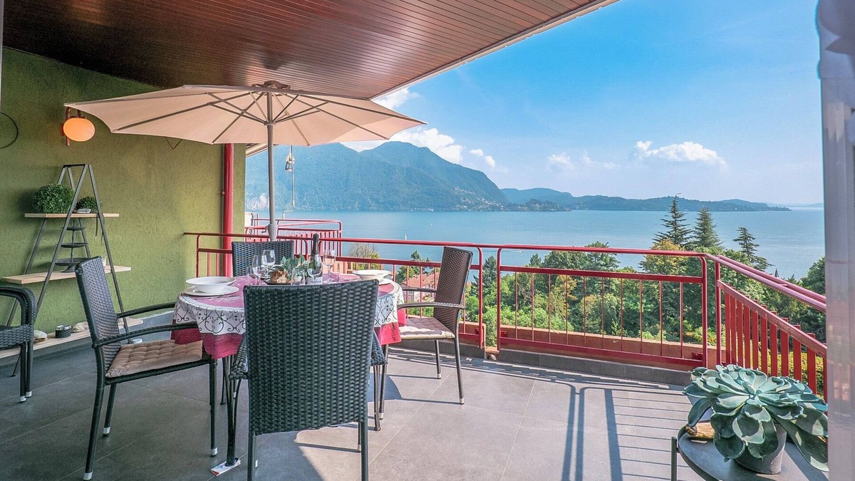 Susello Apartment | Attractive 3½-room apartment with 2 balconies, pool and dream view