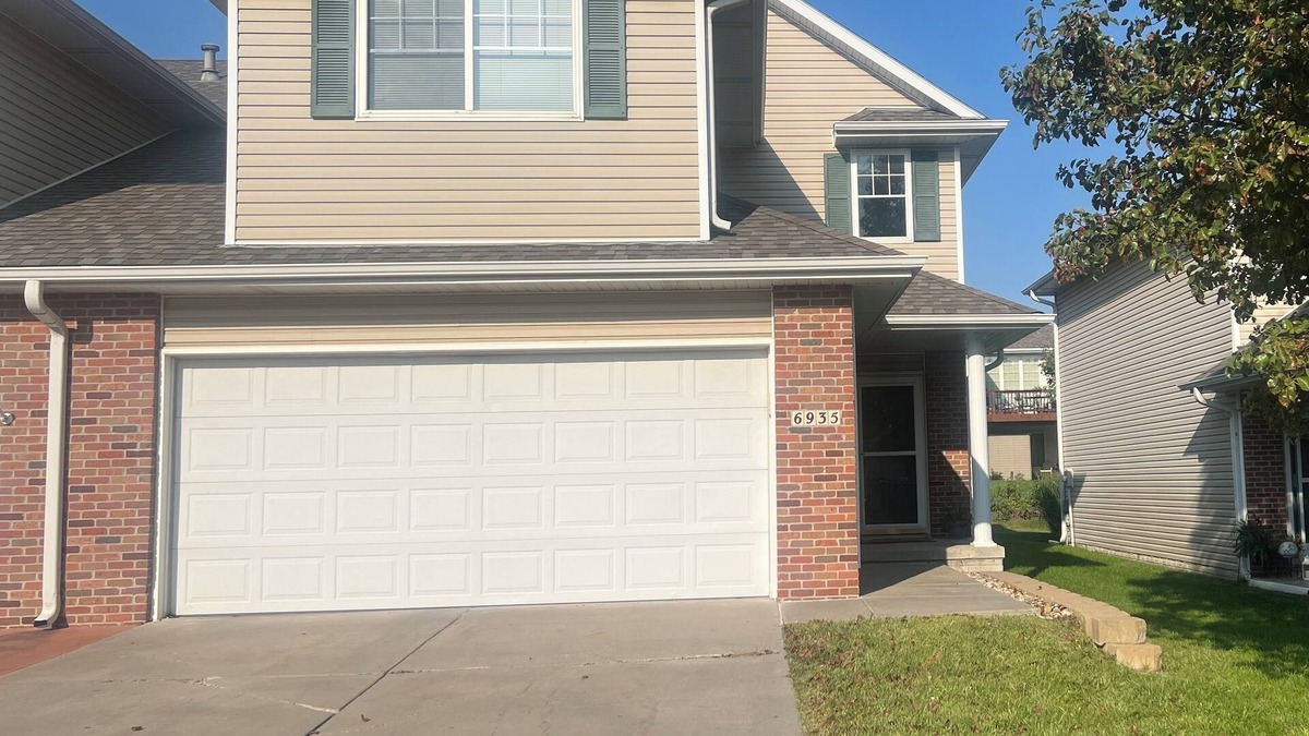 Lincoln House | Attractive 3bedroom townhome in very desired S.East Lincoln neighborhood 🏠 ☺️
