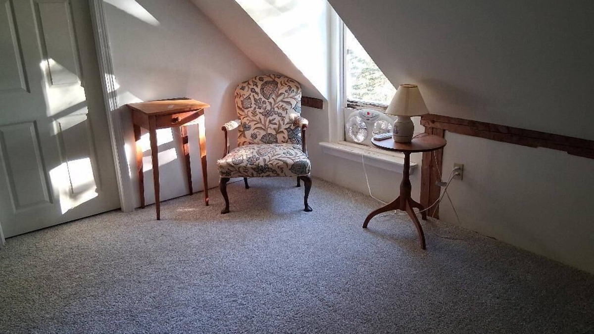 Franklin Apartment | ATTRACTIVE AND COMFORTABLE 2 BEDROOM/1 BATH UNIT WITH WONDERFUL VIEWS