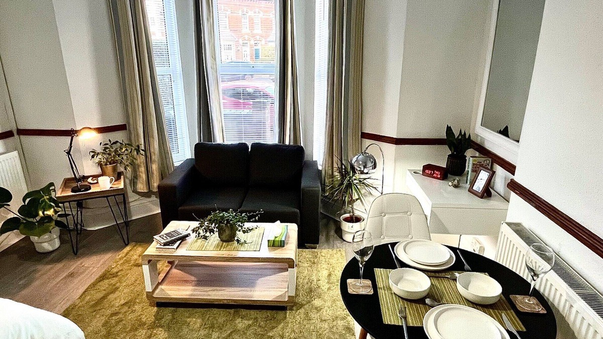 Birmingham Apartment | Attractive Spacious Self Contained Apartment 2.8 Miles from Birmingham City Cen