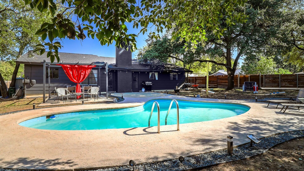 Austin House | ATX Oasis retreat - pool, hot tub, games & more! Trendy modern setup.