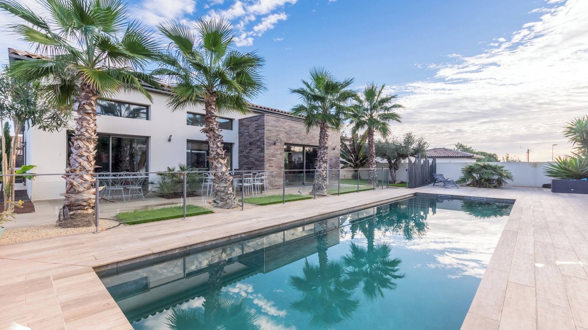 Lezignan-la-Cebe House | ATYPICAL VILLA WITH POOL