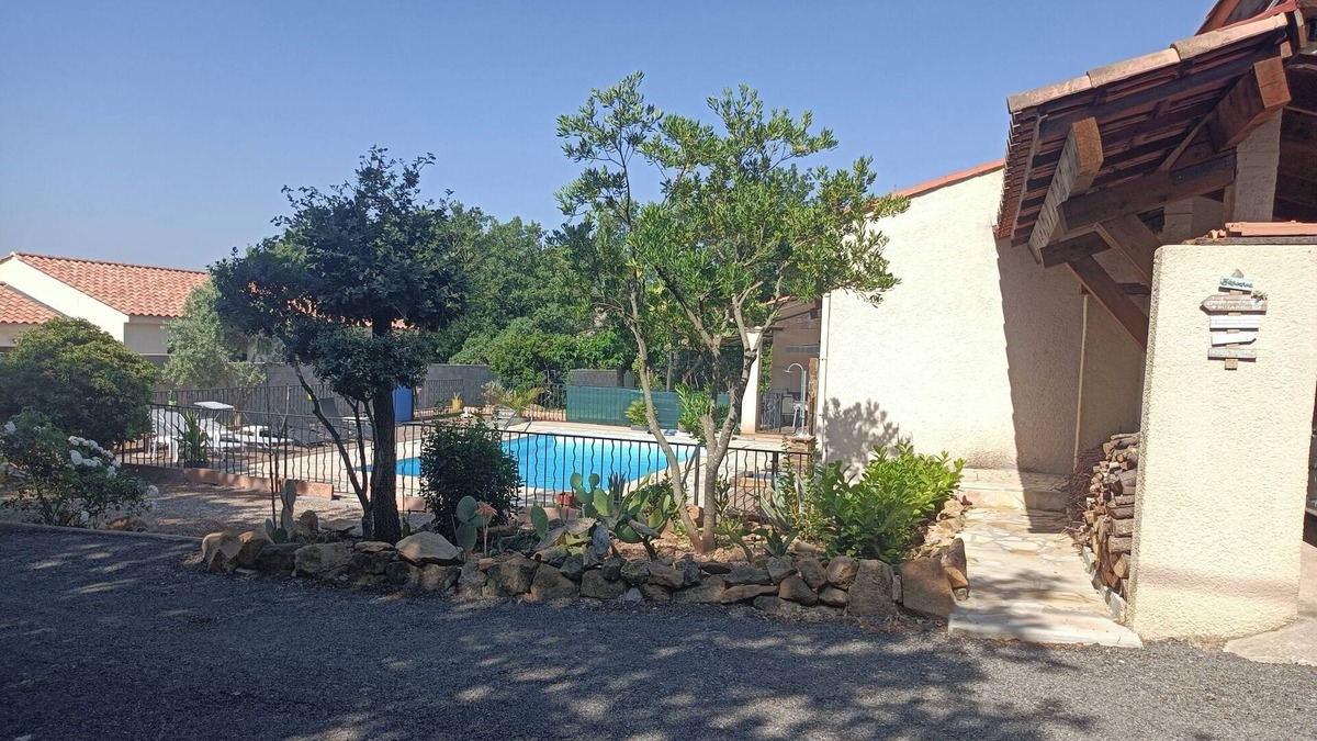 Vidauban Apartment | AU CALME. AU FIL DE L'EAU 4 travellers: Studio 2 beds. 1 shower. Kitchen