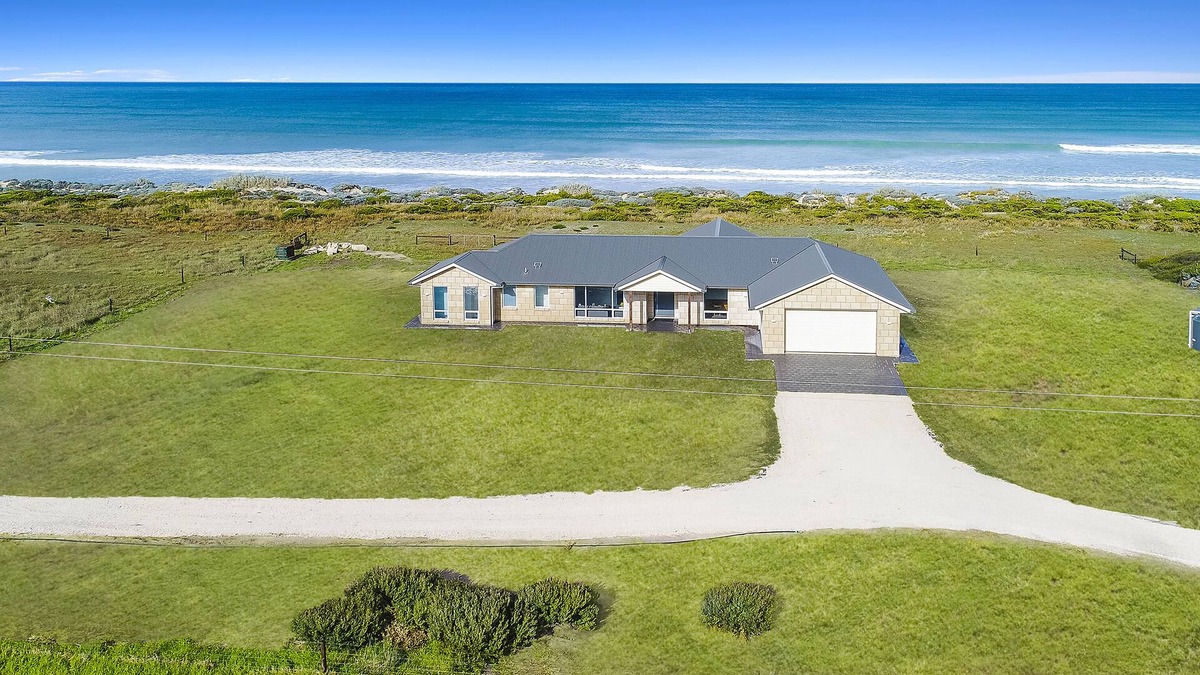 Eight Mile Creek House | "ON THE BEACH " LUXURIOUS ACCOMMODATION