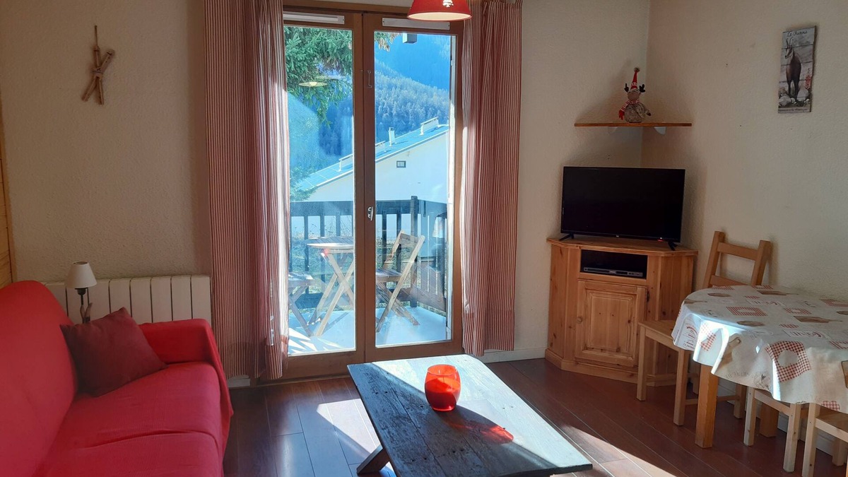 Saint-Etienne-de-Tinee Apartment | Auron studio sleeps 4, south facing
