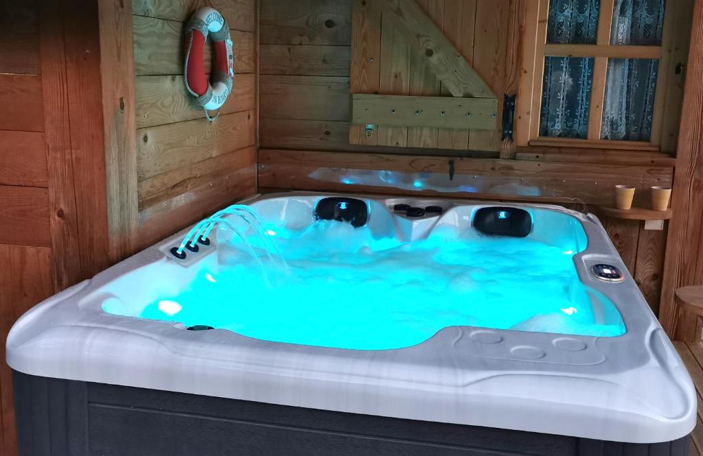 Cruet Ski Chalet | Au petit chalet avec son SPA - Escapade en amoureux !