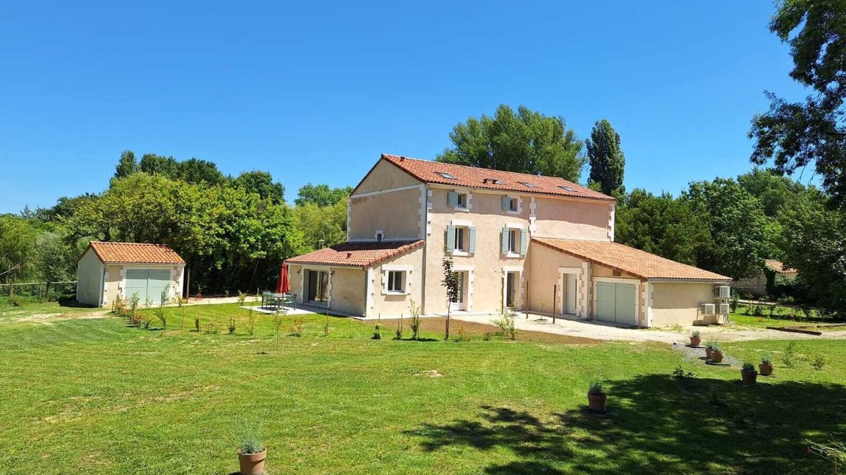 Chateauneuf-sur-Charente House | Au son de l'eau - 3 Apartments House