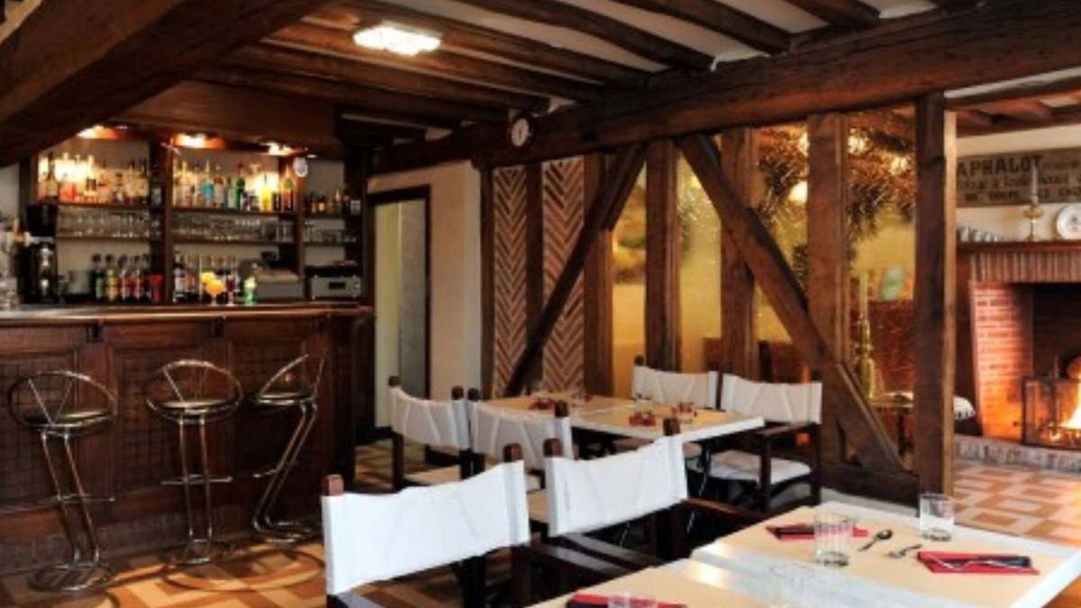 Marcilly-en-Villette Hotel | Auberge de la Croix Blanche
