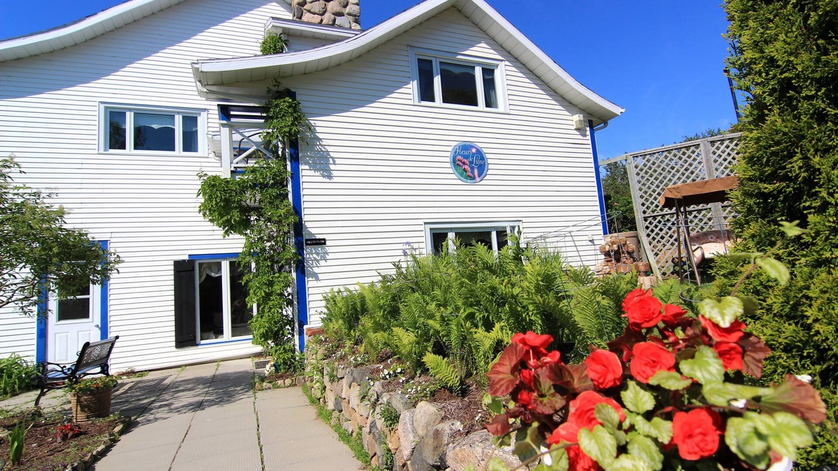 Cap-a-l'Aigle House | Auberge Fleurs de Lune