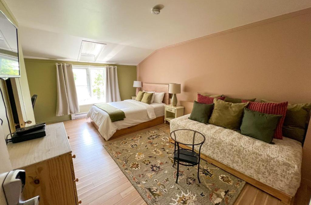 Grandes-Bergeronnes Hotel | Auberge la Rosepierre bistro Henri