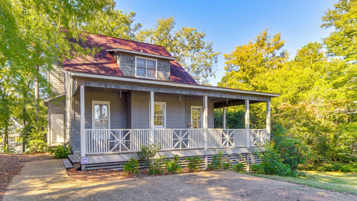 Smith Mountain Estates House | Auburn Game Day Getaway on Lake Martin w/Dock!