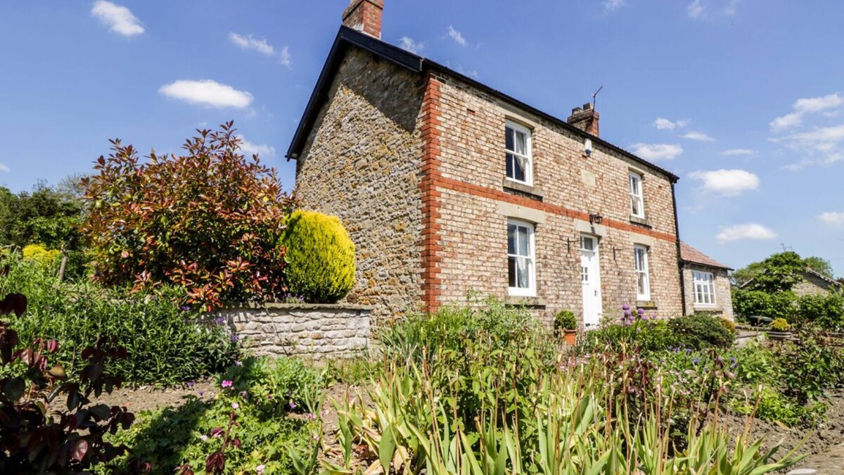 Nawton Cottage | AUBURN HOUSE, family friendly, with open fire in Beadlam