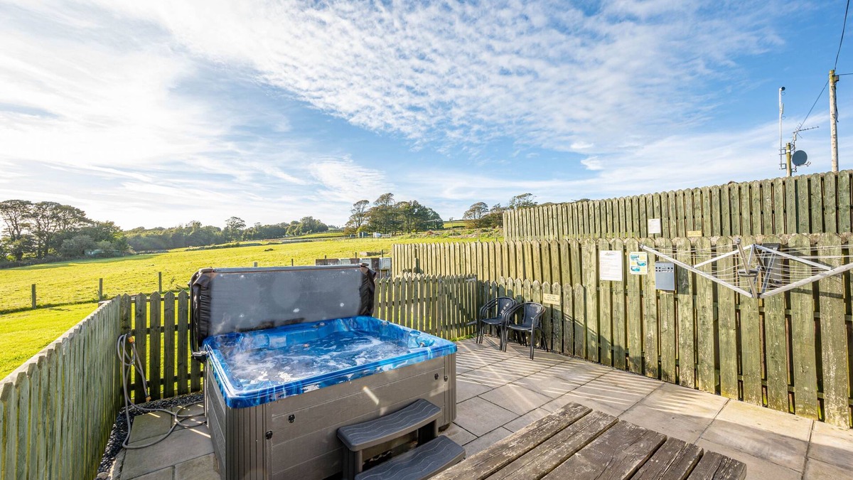 Castle Douglas Cottage | Auchenlarie Courtyard No 1 - a cottage that sleeps 5 guests in 3 bedrooms