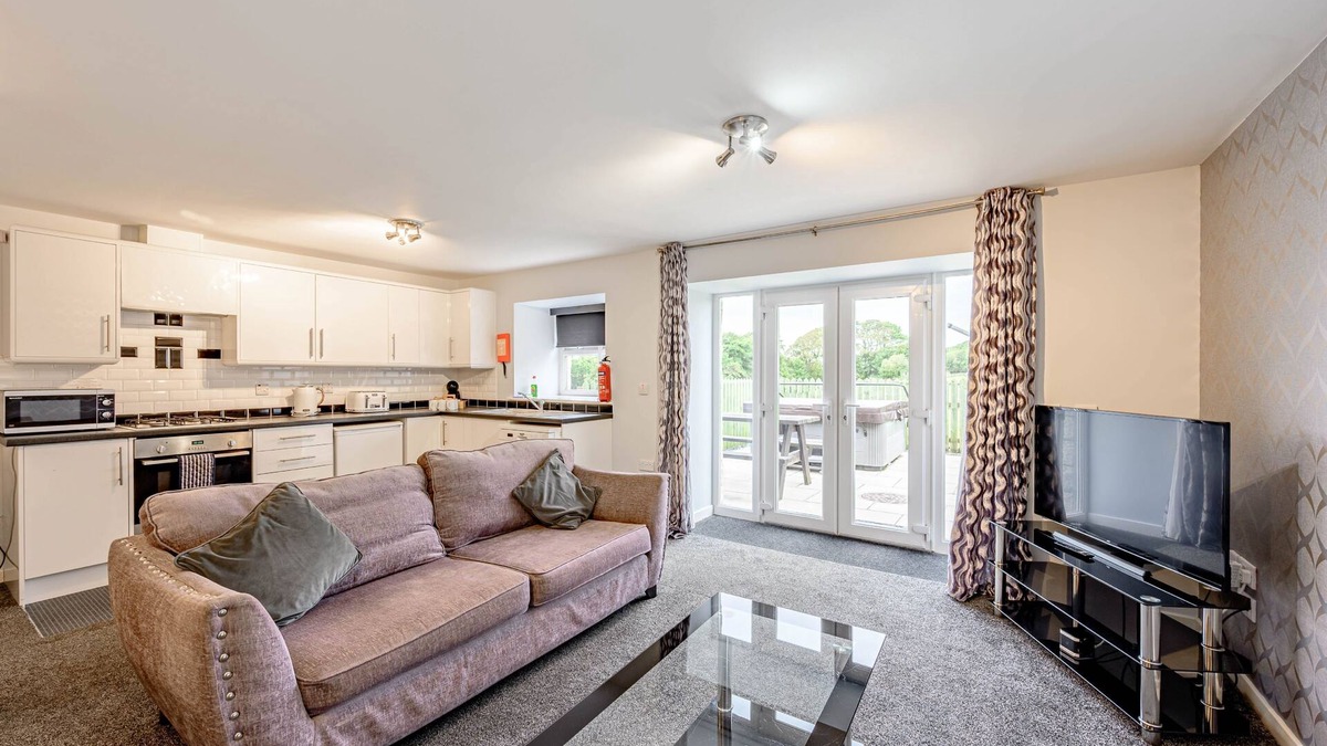 Castle Douglas Cottage | Auchenlarie Courtyard No 2 - a cottage that sleeps 6 guests in 4 bedrooms