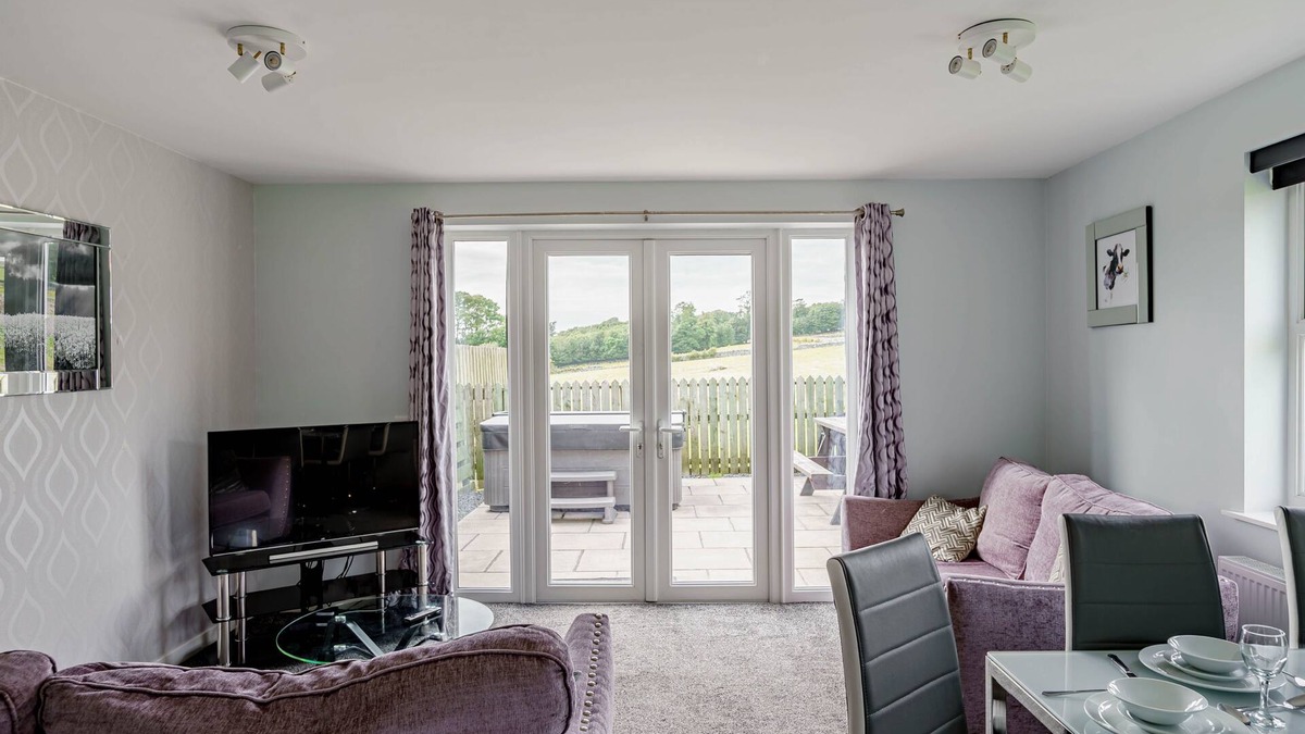 Castle Douglas Cottage | Auchenlarie Courtyard No 4 - a cottage that sleeps 5 guests in 3 bedrooms