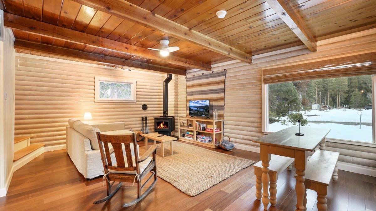Tahoe Paradise House | Augie’s Authentic Log Cabin! Pets Welcome!