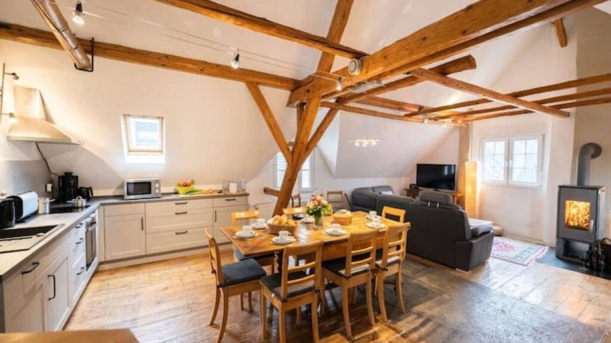 Ediger House | Aunt Agnes House 8 person house with covered courtyard and barbecue