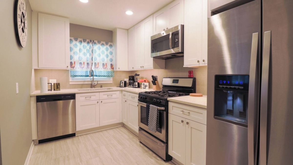 Aurora Apartment | Aurora Apartment W/Laundry, and Garage. Close to I-88 and Train Station
