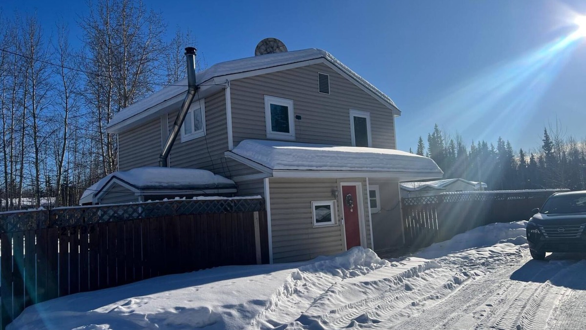 North Pole House | ❄️ Aurora & Cozy Cabin Near Santa | Wildlife Private Backyard
