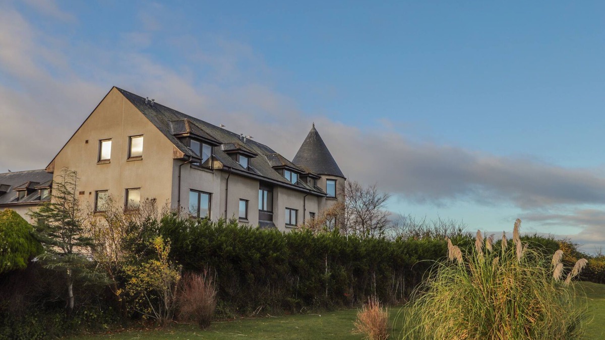 Findhorn Cottage | AURORA VIEW, character holiday cottage, with a garden in Findhorn