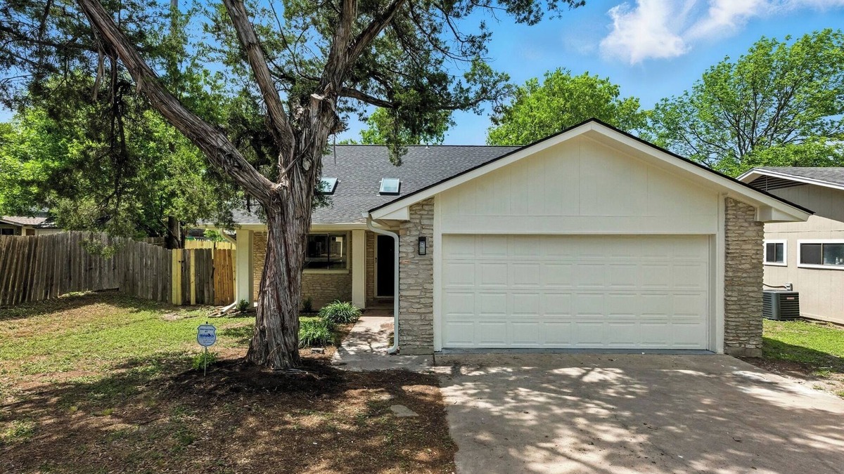 Sunridge South House | Austin 3BR/2.5BA Retreat with Backyard. 15 Mins From Downtown Austin