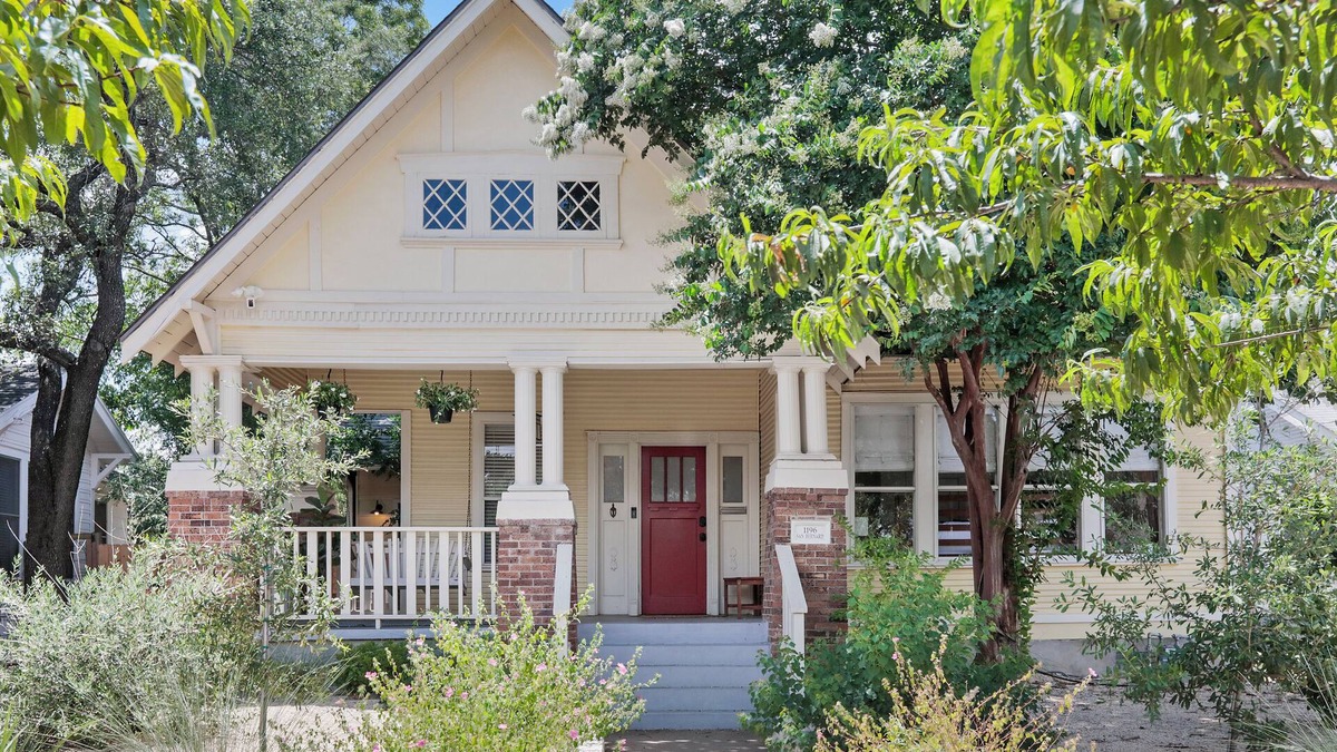 Swede Hill House | Austin Summer Retreat l All King Beds l Private Yard l Centrally Located