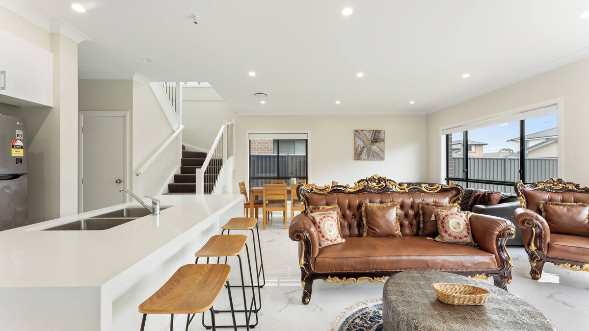 Austral House | Austral Spacious large 5 br home with Central AC