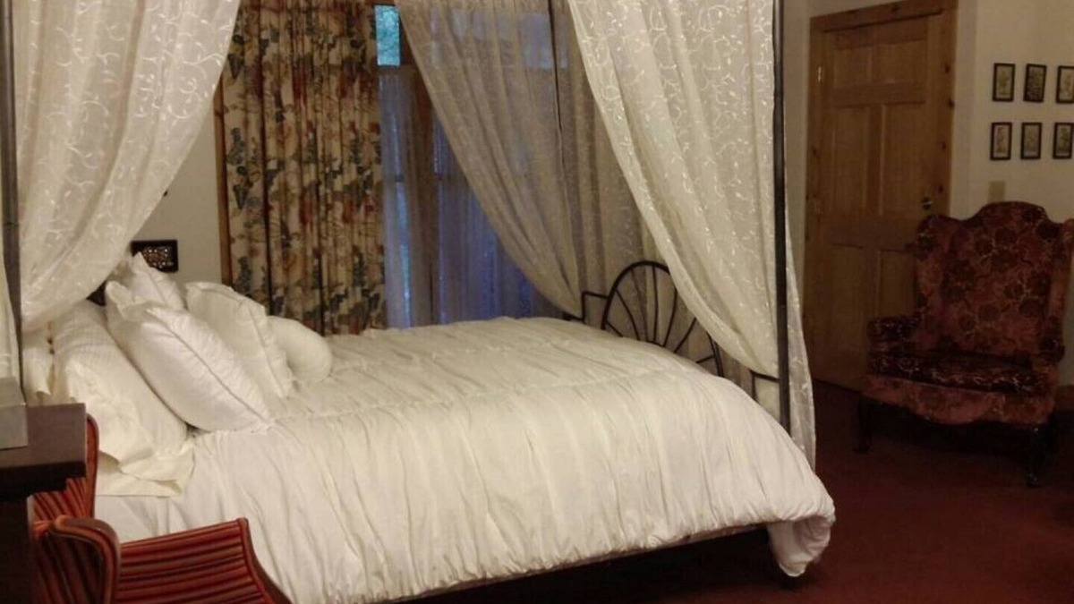 Winamac Cabin | AUSTRIAN ROOM Individual Rental. 1 QUEEN BED . 2 GUESTS ONLY ROOM