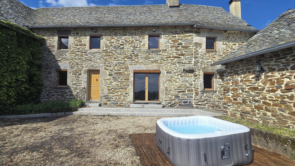 Montpeyroux House | Authentic Aubrac farmhouse with Jacuzzi. A change of scenery guaranteed!