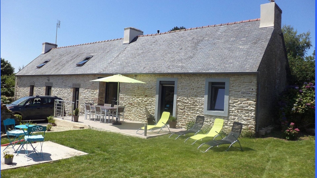 Ploneour-Lanvern House | Authentic Breton cottage in the countryside, close to services and the sea.