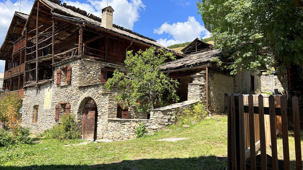 Molines-en-Queyras House | Authentic chalet renovated and comfortable in Queyras, with garden and patio