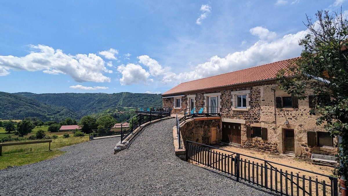 Saint-Privat-d'Allier Cottage | Authentic and comfortable gîte with large grounds and stunning view in Saint-Privat-d'Allier