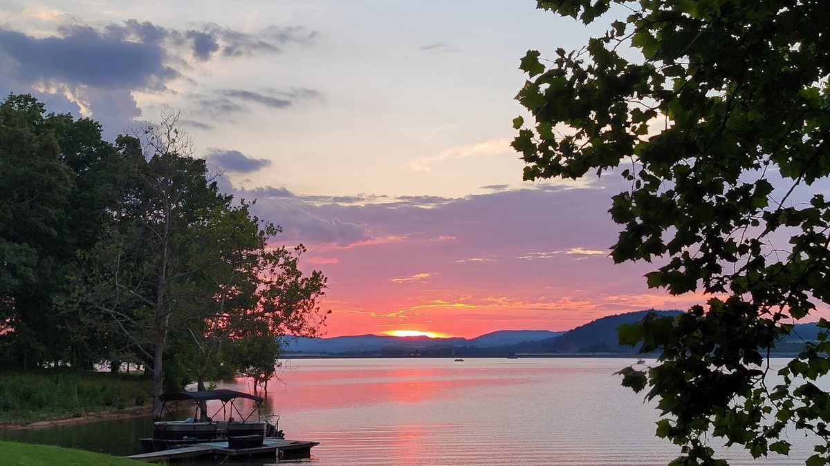 Jefferson City Cabin | AUTHENTIC LAKEFRONT LOG CABIN-SLEEPS 10. PRIVATE DOCK. FIREPIT.