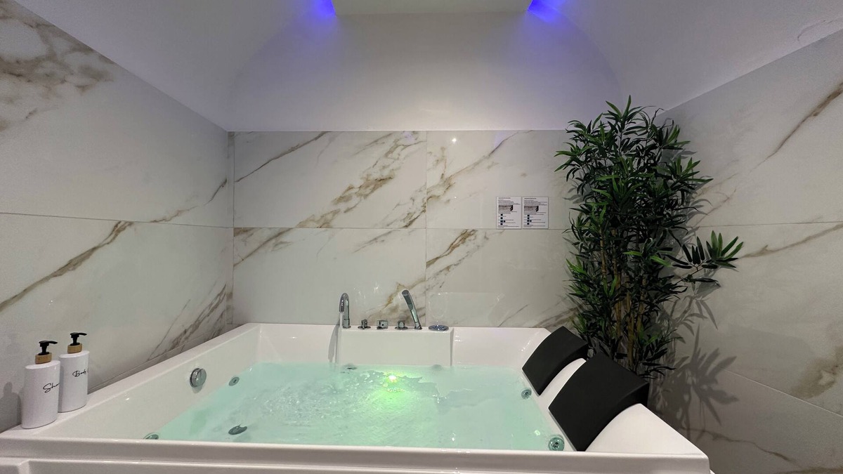Triggiano House | Authentic Local Stay in historic center;Jacuzzi, Full Kitchen & Central Location