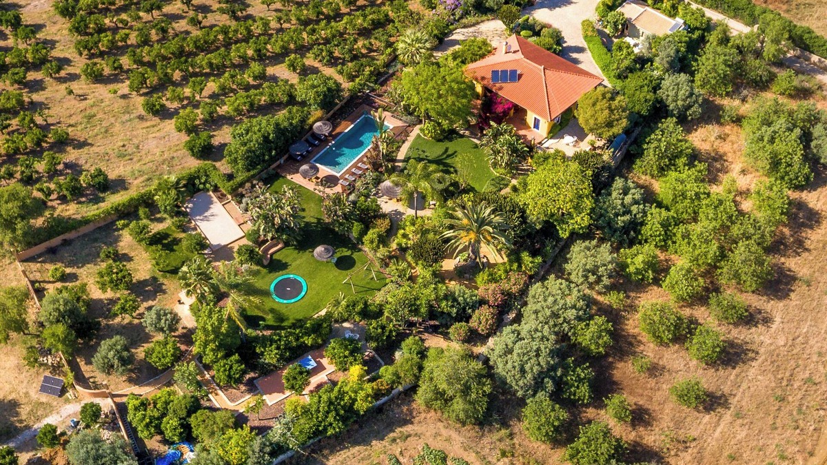Moncarapacho e Fuseta Villa | Authentic Portuguese villa, stunning tropical garden and great pool.