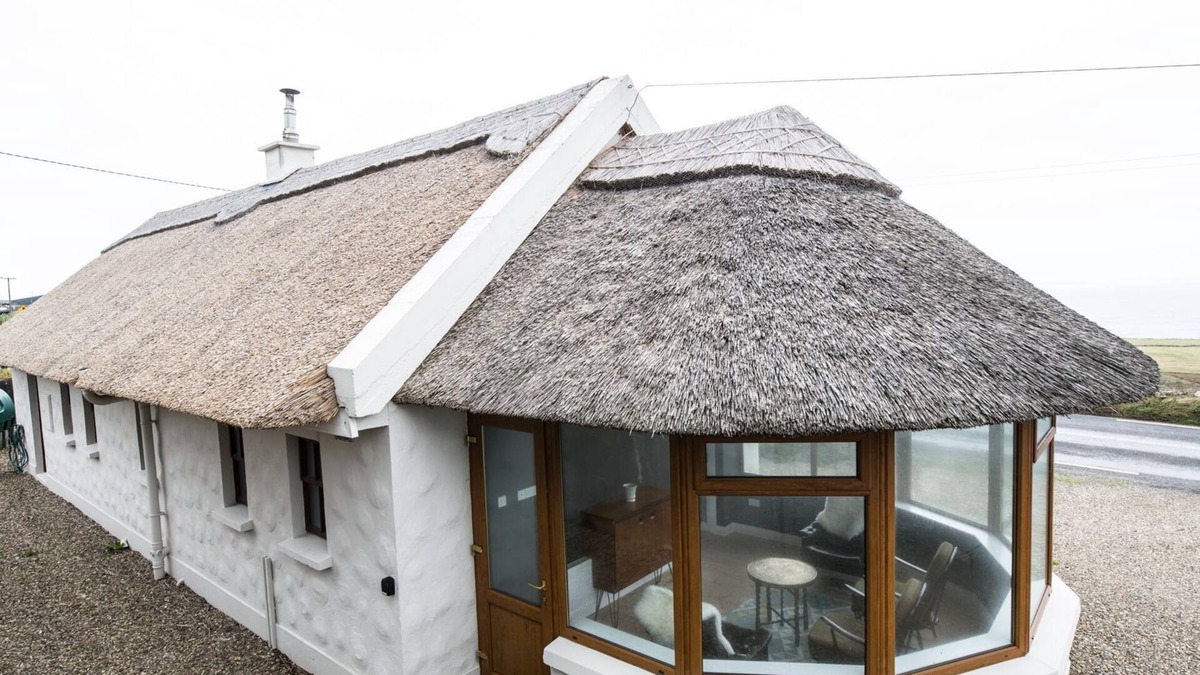 Doolin Cottage | Authentic Thatched Cottage with great views near Cliffs of Moher
