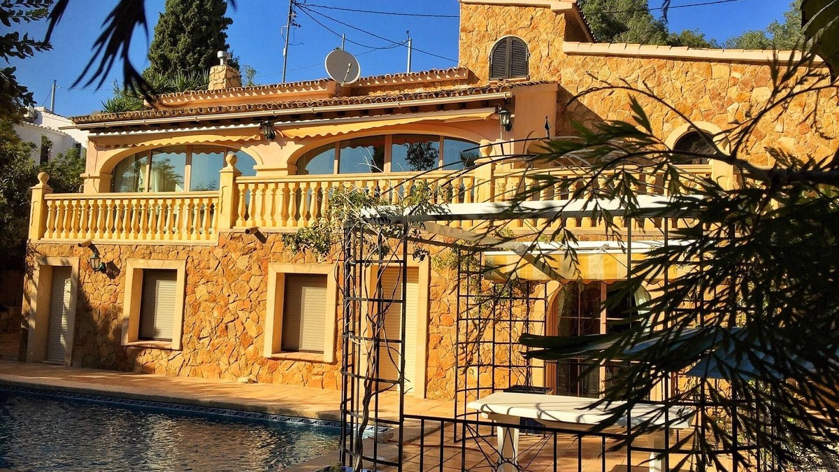 Urbanitzacio la Fustera Villa | Authentic villa,AC,WIFI,private pool,tropical garden,very private,near seaside