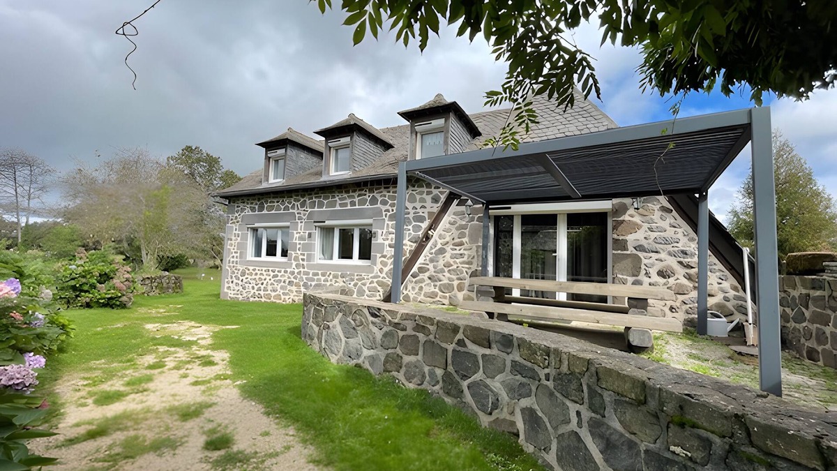 Lacroix-Barrez House | Authenticity & Comfort in the Charmalex Barn with Countryside View