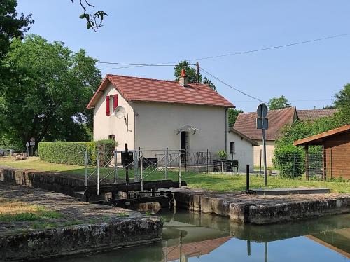 Thenioux House | Authentique maison éclusière