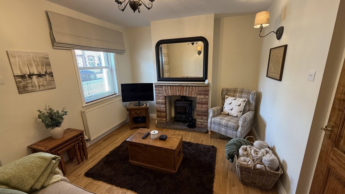 Muston Cottage | Autumn Cottage - Cosy Dog Friendly Cottage