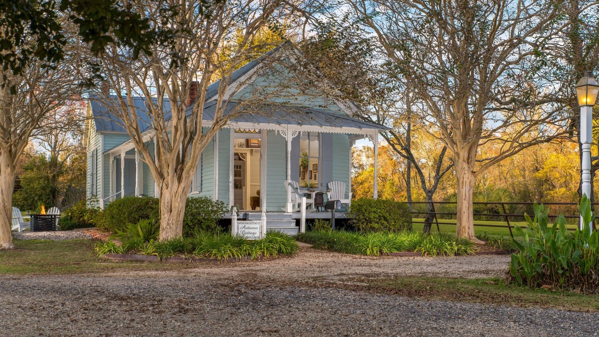 Rayne Cottage | Autumn Cottage: Sunlit Private Cottage in Cajun Country with Lake Views & Porch