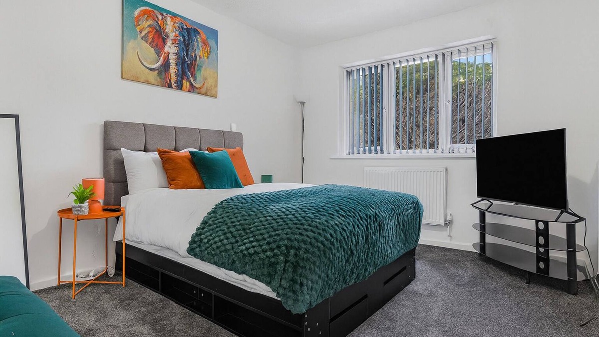 Birmingham House | Autumn House - 4 Bedroom