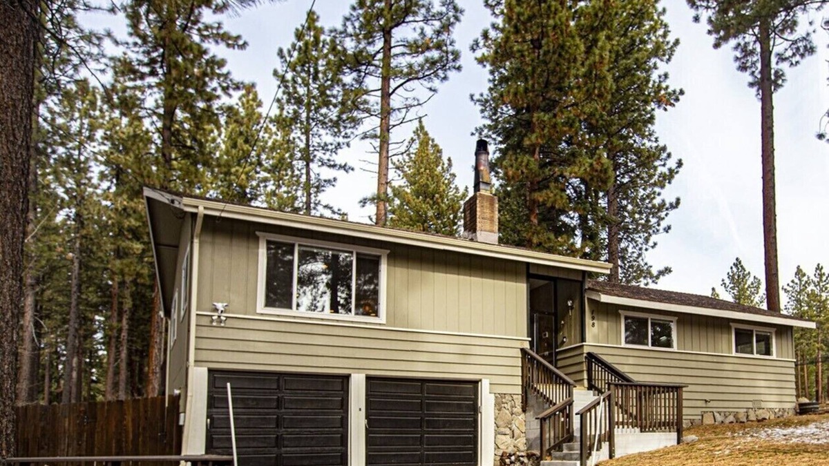 Skyland House | Autumn in Tahoe is the Best! 30% off 10/1 - 12/20. 30 day minimum. 3BR/2BA
