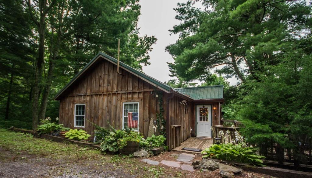 Stanley House | Autumn Ridge- Cozy cabin in the Blue Ridge Mountains with a bubbly hot tub!